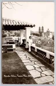 Taxco México Hotel Rancho Telva, Hombre Guapo Balcón Santa Prisca RPPC Postal - Imagen 1 de 3