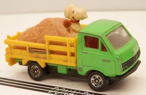 Camión de heno Toyota HiAce verde Snoopy cacahuetes mini diecast AVIVA - Imagen 1 de 2