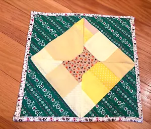 Topper de mesa acolchado parcheado, nuevo hecho a mano 11,5x 11,5 amarillo y verde - Imagen 1 de 10