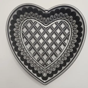 NORDIC WARE Teglia da forno trapuntata a forma di cuore 10 tazze - Foto 1 di 8