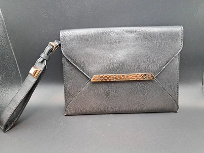 Bolso sin asas Stella & Dot sobre de cuero granulado negro con detalles en oro rosa usado en excelente estado Foto 1 de 4