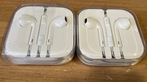 2 New Apple Wired Headset EarPods with a 3.5mm Headphone Jack - Photo 1 sur 4