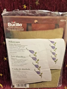 Bucilla gestempelt Stickerei Paar Kissenbezüge Vergissmeinknoten 45314 Neu in Verpackung - Bild 1 von 2