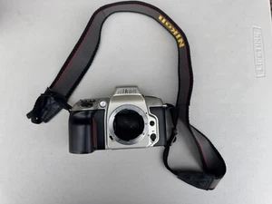 Cuerpo de cámara fotográfica Nikon N60 35 mm SLR solo con correa probado y funciona casi como nuevo - Imagen 1 de 7