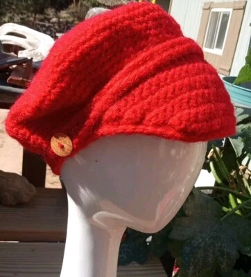 Boné vermelho feito à mão com aba de crochê tamanho médio - Imagem 1 de 4