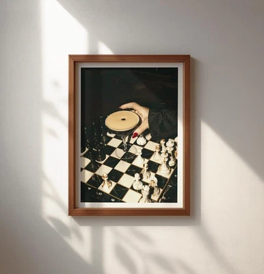 Póster de martini y ajedrez surrealista espresso | Decoración de pared de bar elegante oscuro Foto 1 de 4