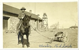Chester Paddock Anfang 1900 RPPC Echt Foto Postkarte Pferd Reiter Öl Derrick - Bild 1 von 3