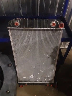 Radiator 8-305 1-3/8" Thick Fits 88-94 CHEVROLET 1500 PICKUP 1606202 - Imagem 1 de 4