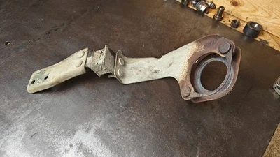 Soporte de escape Nissan Xterra 2000-2004 con aislador de goma y brida Foto 1 de 4