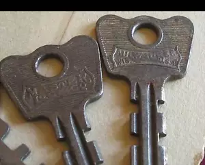 Lot 2 Vtg 1940's MILWAUKEE MASTER LOCK KEYS - Picture 1 of 2