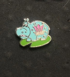 2020 Walt Disney World Tiny Kingdom Series 3 IT’S A SMALL WORLD BLUE HIPPO Pin - Bild 1 von 1