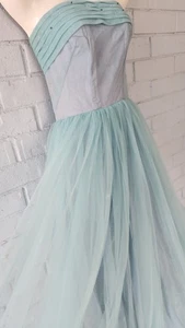 Vestido sin tirantes vintage de tul azul aguamarina hecho a mano de los años 50 - falda completa, perlas,... - Imagen 1 de 6