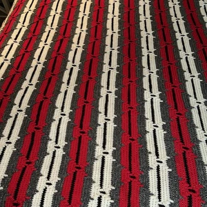 Copriletto o copriletto fatto a mano in maglia colori OSU extra large con frange 64”x 83” - Foto 1 di 4