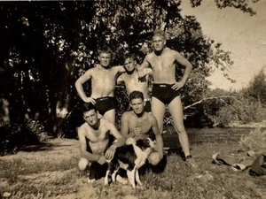 SHIRTLOSER BADEANZUG COUNTRY MUSKEL MÄNNER & HUND 1930er ZÄRTLICHE MÄNNER Foto GAY INT - Bild 1 von 3