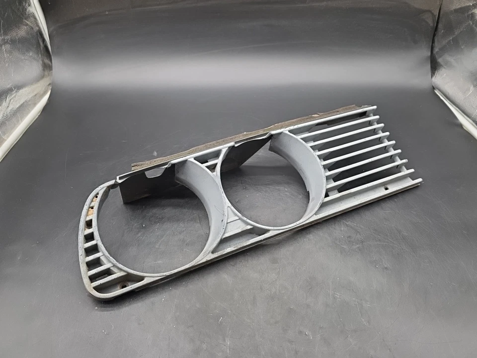 BMW E30 FRONT RIGHT PASSENGER HEADLIGHT GRILLE BEZEL 84-91 318i 325 325i LP273 Foto 1 de 4