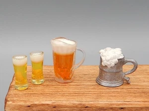 Tazza, brocca e bicchieri di birra vintage schiumosa casa delle bambole miniatura 1:12 - Foto 1 di 7