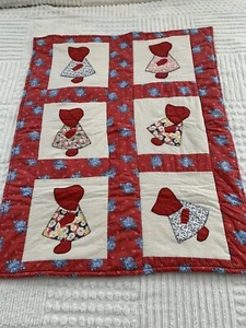 Vintage Quilt Holly Hobbie Sun Bonnet Sue Handarbeit Schoß 42 x 37 makelloser Zustand - Bild 1 von 11