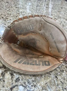 Mizuno MZ C1050 Youth Baseball Catchers Mitt RHT Professional Model Glove League - Picture 1 of 9