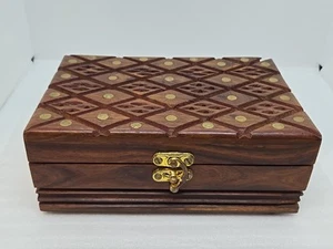 Vintage Holz Schmuckkästchen 8"×5,25"×3" schön detailliert mit Verschluss LESEN - Bild 1 von 15