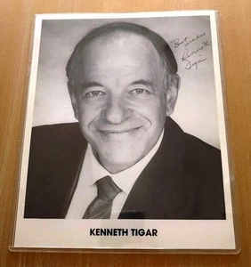 KENNETH TIGAR attore Dallas, dinastia autografo firmato a mano 8x10 FOTOGRAFIA - Foto 1 di 1