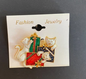 Vintage Enamel Three Cats with Gifts Fashion Brooch Pin - Picture 1 of 5