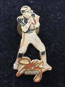 DEN-BRONCOS TEAM NFL.  JOHN ELWAY #7 SIGNATURE PLAYER LAPEL PIN.  RARE.  VINTAGE - Picture 1 of 4
