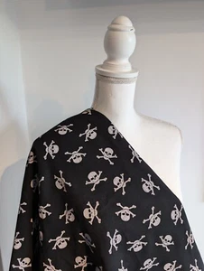 Skull And Crossbones Fabric Remnant - Picture 1 of 4