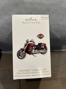 Hallmark Keepsake Ornament 2010 VRSC V-Rod Muscle Harley Davidson caja original - Imagen 1 de 2