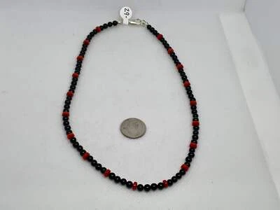 Genuino Coral Rojo y Ónix Negro (4mm) en un collar de 16” con plata de ley. S Foto 1 de 2