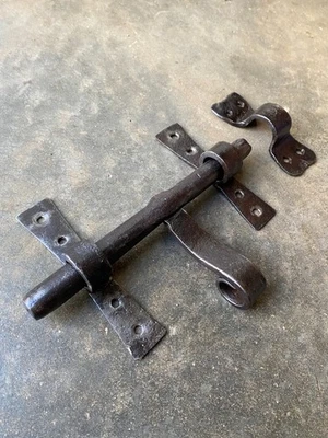 Ancien gros verrou poignée cochonnier en fer forgé, serrure ferrure penture - Photo 1/3