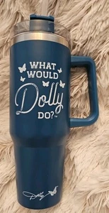 Vaso Dolly Parton 40 OZ azul '¿Qué haría Dolly?' Mercancía de verano nueva Dg - Imagen 1 de 3