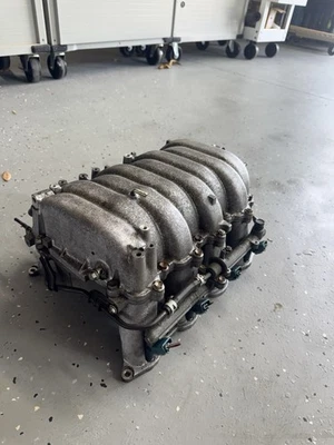 Colector de admisión 2UZ Fe Lexus GX470 03-04 con inyectores y rieles de combustible. Foto 1 de 3