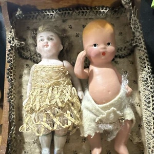 (2) Vintage bisque casa delle bambole bambole bambino in pannolino e ragazza tedesca snodata - Foto 1 di 6