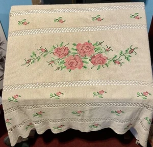 Vintage Granny Core Knitted Hand Made Flowers Roses Throw 67x56 W/out Fringe. - Picture 1 of 22
