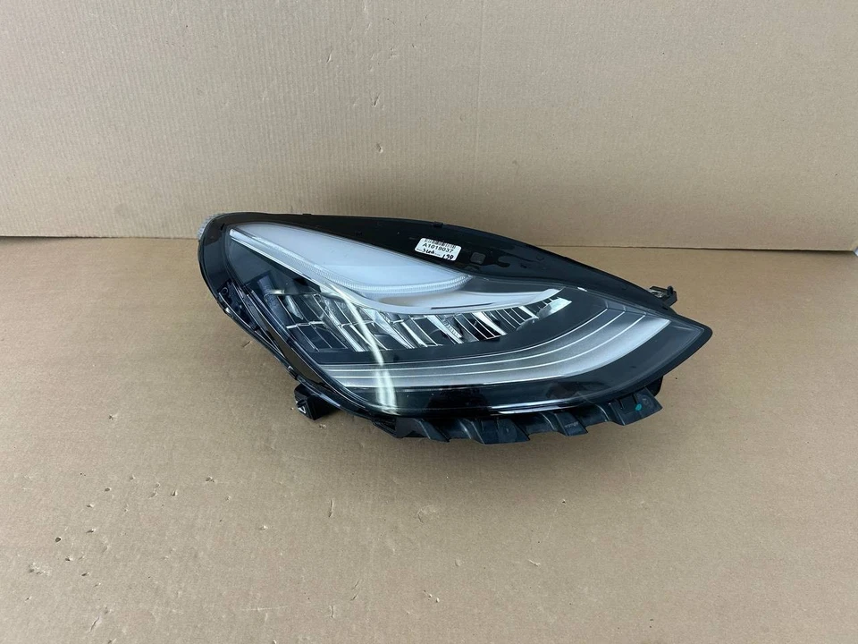 Faro delantero derecho del pasajero Tesla Model 3 2017-2023 LED con arañazos Foto 1 de 4