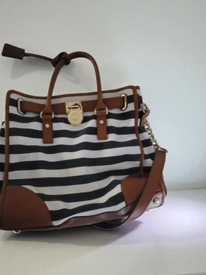 Bolso de Mano Michael Kors Hamilton de Lona a Rayas Azul Marino y Blanco Foto 1 de 4