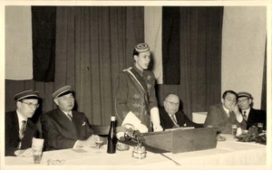 Studentika Foto Ak Student hält eine Rede, Menschen am Tisch - 4442447 - Picture 1 of 2