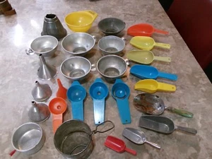 Lot of 27 Assorted Vintage Kitchen Utensil Funnels ~ Scoops - Bild 1 von 8