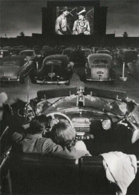 Tarjeta de aniversario de la colección Couple At Drive In America de Avanti Press Foto 1 de 3