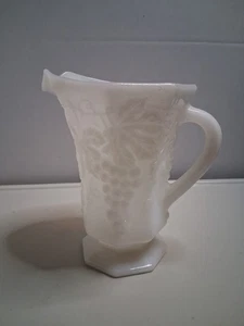 Jarra de vidrio de leche blanca vintage con diseño de uvas - Imagen 1 de 4