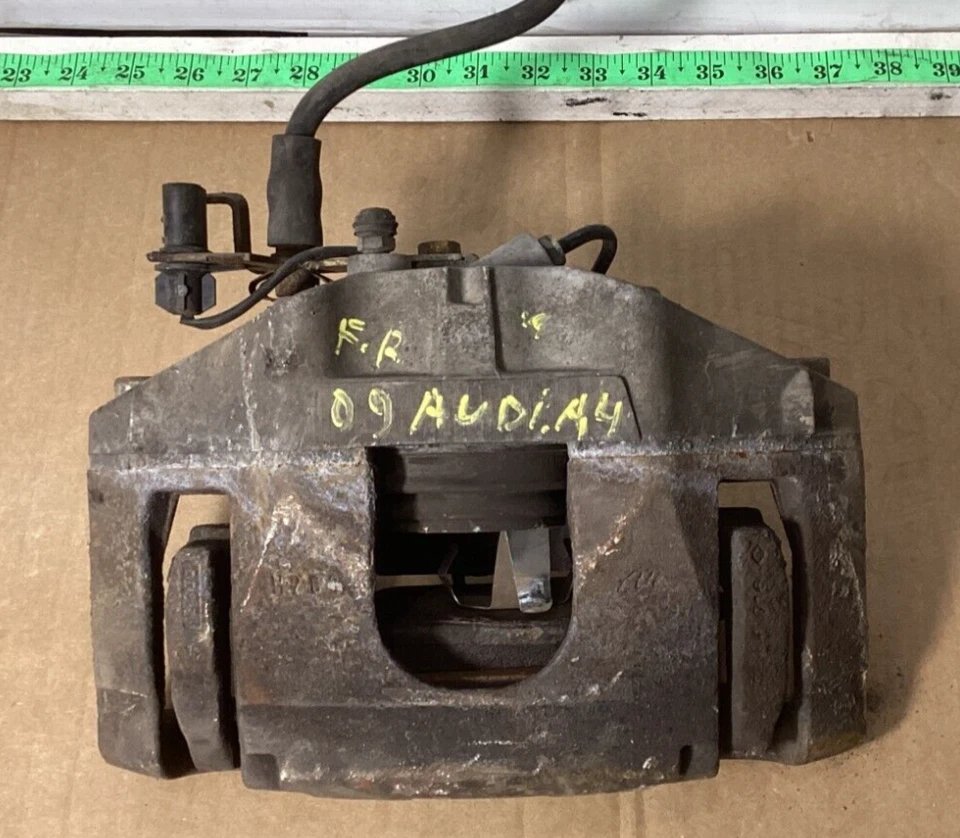 Pinza de freno delantera derecha del lado del pasajero Audi A4 2009-2012 8K0615124B OEM. Foto 1 de 4