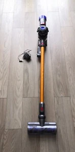 Dyson V8 Absolute Kabelloser Staubsauger Akku Handstaubsauger Silber/Gold - Bild 1 von 2