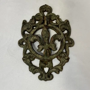 Llamador de puerta Fleur De Lis de hierro fundido verde envejecido oxidado - Imagen 1 de 9