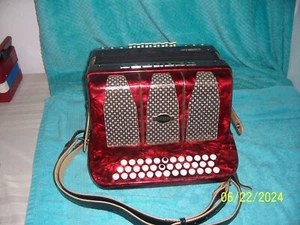 Caja de botones Delicia Favorit acordeón rojo hecho en Checoslovaquia Melodija Tuning - Imagen 1 de 7