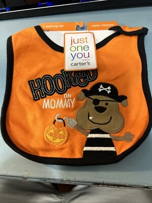 Babero de dentición de Halloween cachorro pirata de Carter con calabaza "Enganchado a mamá" Foto 1 de 4