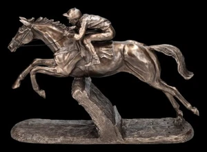 Pferde Figur mit Reiter - Hürden Rennen - by Harriet Glen Reitsport - Bild 1 von 8