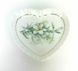 ROYAL ADDERLEY WHITE LILY HEART SHAPED MINT DISH - Picture 1 of 2