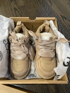 Nagelneue UGG Lowmel US 3. Unisex-Kinder Sand, 3 kleine Kinder. Nagelneu im Karton - Bild 1 von 9