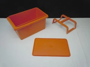 Contenedor Tupperware Vintage Naranja Rectángulo con Tapa y Asa de Transporte - Imagen 1 de 17