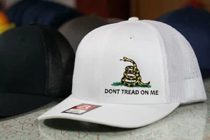 Sombrero PERSONALIZADO FLEXFIT DON'T TREAD ON ME BANDERA GADSDEN 1776 AMERICAN 2DA ENMIENDA 1 - Imagen 1 de 11